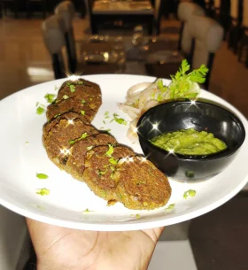 3 star hotels in Gomti Nagar Lucknow restaurant food dishes