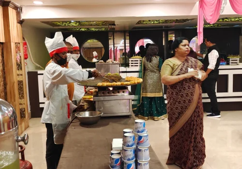 3 star hotels in Gomti Nagar Lucknow restaurant serving